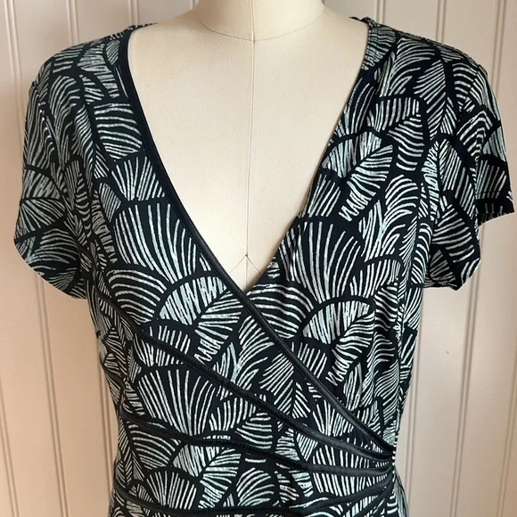 Green and Black Dress - Picture 2 of 3